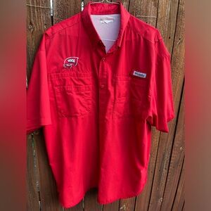 Men’s large Columbia button down. (Wku)
